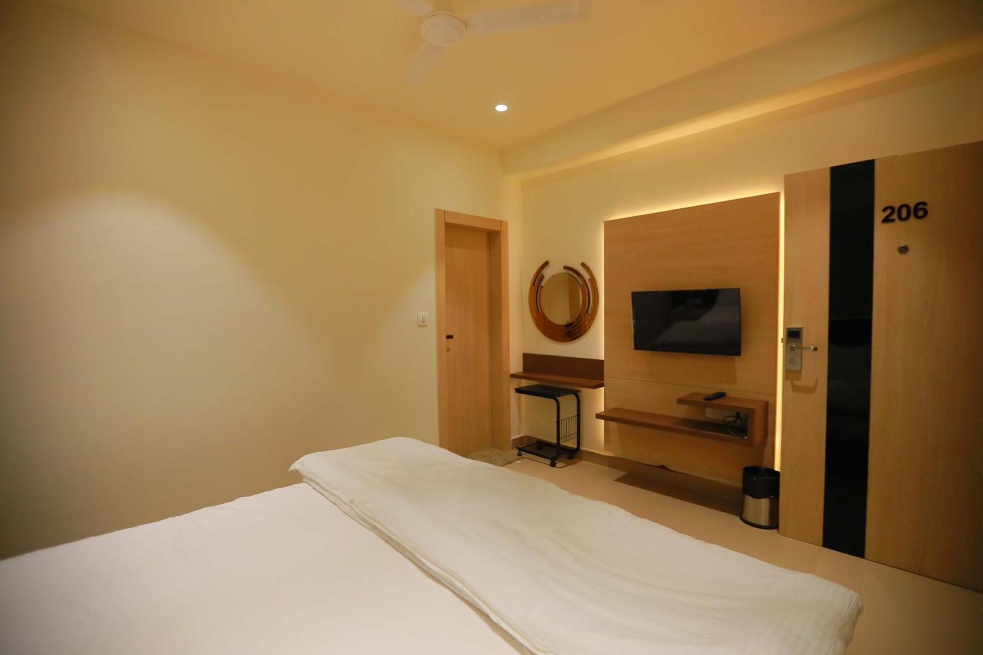 Hotel 16 Delhi  Bagian luar foto